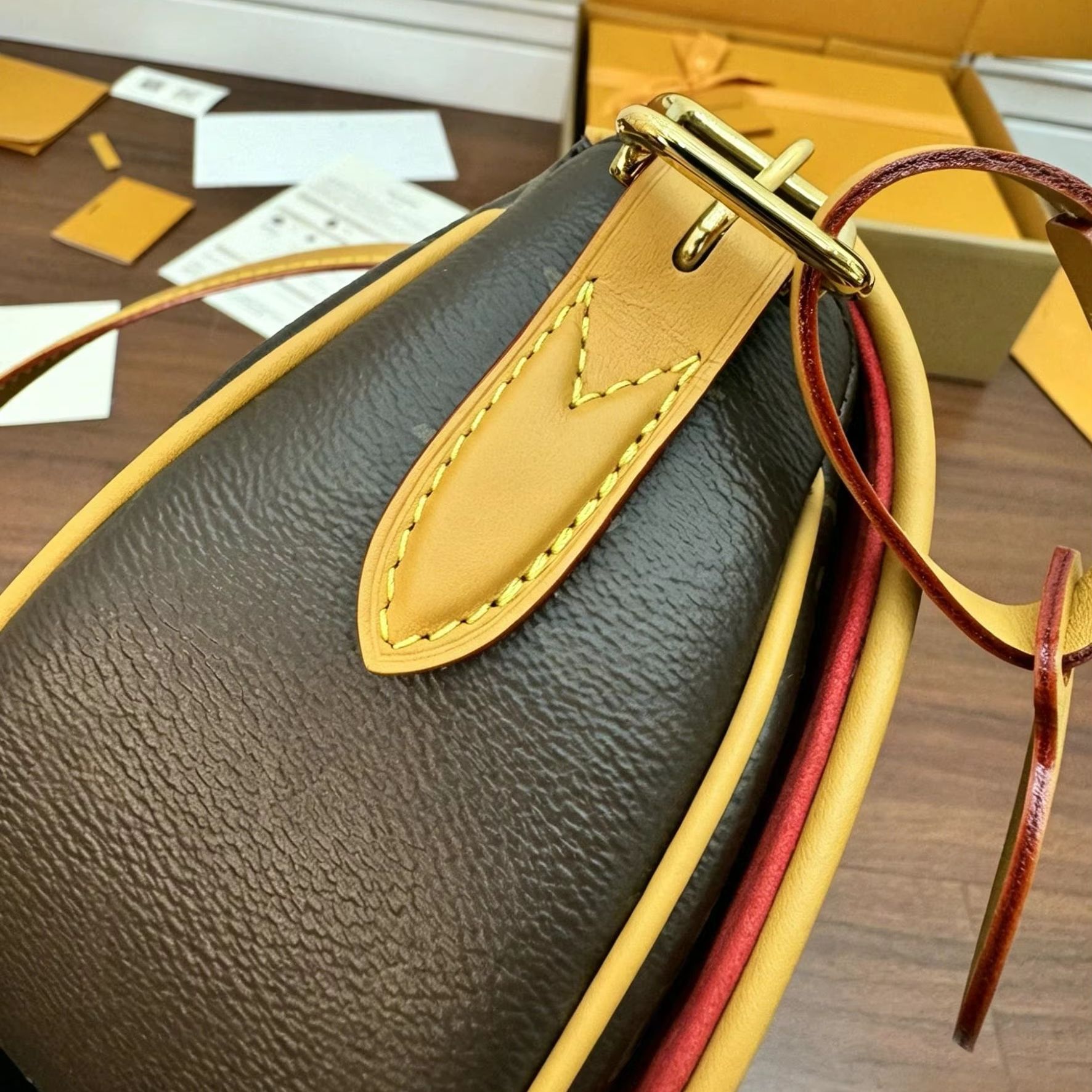 Tote Bag Leather Monogram - Sac bandoulière cylindrique en toile monogramme,