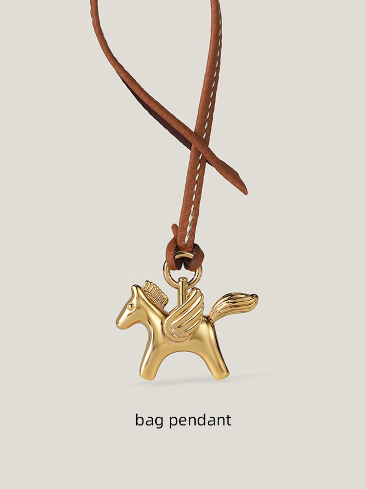 Breloque de sac Pégase en lait - Luxury Bags Hermes Birkin avis et prix