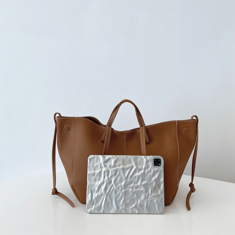 Sacs fourre-tout en cuir de gr - Luxury Bags Trend 2025 avis et prix